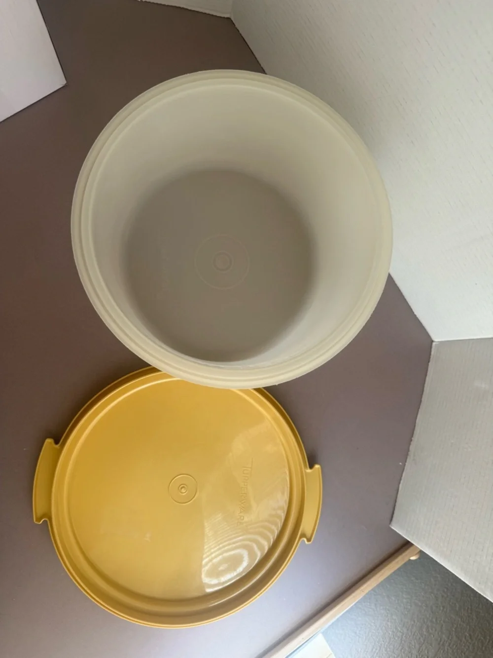 Tupperware cake carrier